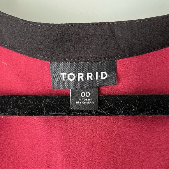 Burgendy with black accent sleeveless blouse - Picture 3 of 7